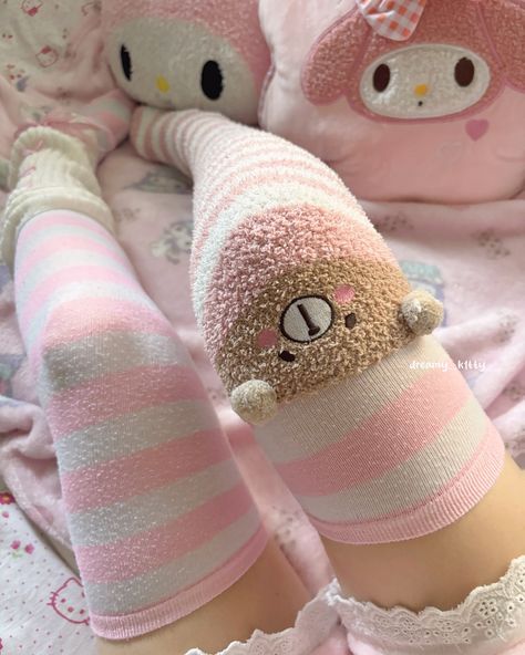 Feeling cozy 🎀☁️ ⋆ ˚｡⋆୨୧˚🤍˚୨୧⋆｡˚ ⋆ #hellokitty#hellokittycore#sanrio#sanriocore#sanriooutfit#softcore#aesthetic#softaesthetic#softgirl#softgirloutfits#pinkprincess#princesscore#softpink#softpinkaesthetic#plushies#mymelody#mymelodylover#mymelodybag#coquette#jfashion#kawaii#kawaiikei#kawaiifashion#pinkoutfit#cutepjs#softoutfit#cozyoutfit Coquette, dollette, soft pink, bow, bows, cute, cute clothes, aesthetic clothing, aesthetic outfit, softcore girly girl, girly, girly outfit, pink princess, ... Kawaii Cozy Outfit, Cozy Pyjama, Cute Clothes Aesthetic, Cute Pyjamas, Aerobic Outfits, Jfashion Kawaii, Oc Outfits, Girly Outfit, Coquette Christmas