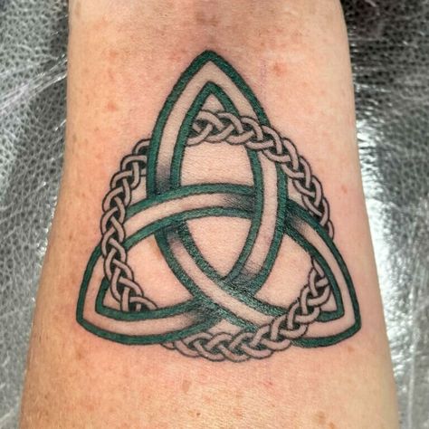 60+ Celtic Sister Knot Tattoo Ideas That Will Blow Your Mind! 61 Outsons Sister Knot Tattoo, Celtic Symbol For Sister, Irish Symbol Tattoos, Celtic Tattoo For Women Irish, Small Irish Tattoos, Small Celtic Tattoos, Celtic Sister Tattoo, Celtic Sister Knot, Celtic Tattoo For Women