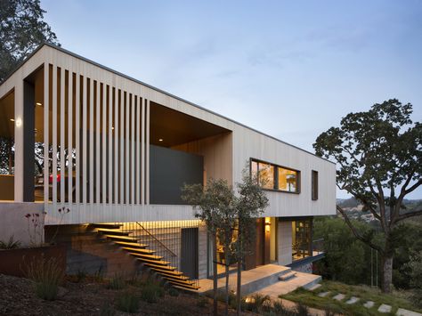 Image 5 of 21 from gallery of Hillside House / Shands Studio. Photograph by Paul Dyer Photography Slope House, Hillside House, Architecture Model Making, Level Homes, House On A Hill, California Homes, Brutalism, Modern Exterior, Oak Tree