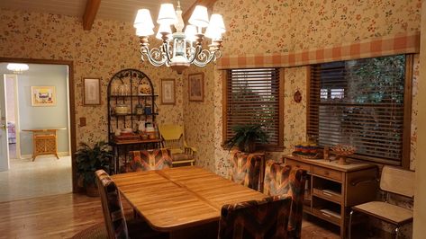 Harrington House Stranger Things, 80s House Aesthetic Living Room, 80s Dining Room Aesthetic, Sinclair House Stranger Things, Dustin's House Stranger Things, 90s House Layout, Henderson House Stranger Things, Wheeler House Stranger Things, 80s House Interior Living Rooms