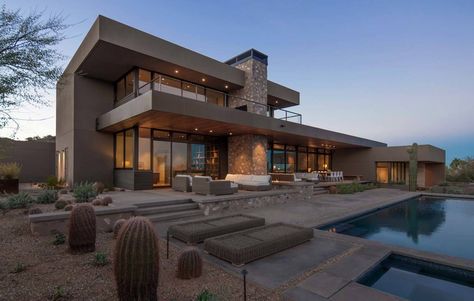 Striking modern residence piercing the deserts of Arizona Mansion Exterior, Small Villa, House Design Exterior, Casa Country, Modern Mansion, Modern Houses Interior, Exterior Ideas, Design Exterior, Luxury Homes Dream Houses