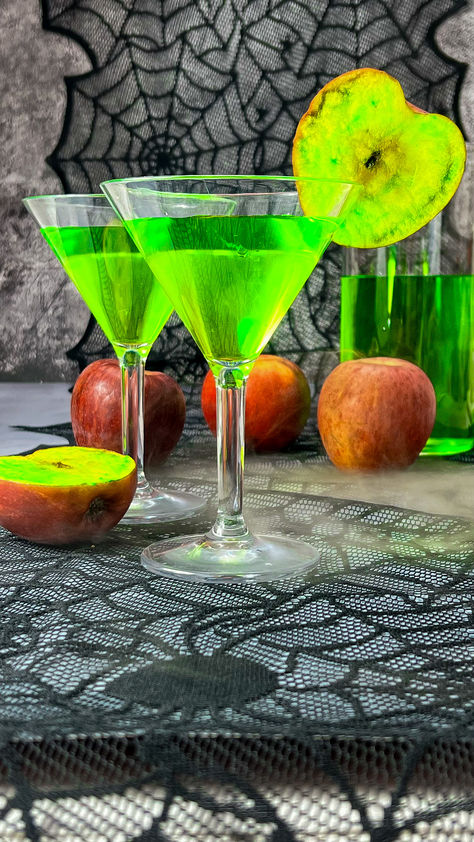 Poison apple martini Apple Cocktail, Apple Martini, Savory Dinner, Poison Apple, Poison Apples, Halloween Drinks, Fall Drinks, Indulgent Desserts, Hearty Breakfast