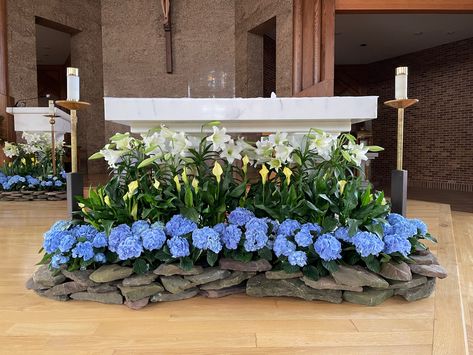 Easter Sunday Altar Decorations, Easter Altar Flower Arrangements, Easter Church Decor, Lenten Decorations For Church Altar, Catholic Easter Altar Decorations, Church Decorations Ideas, Easter Church Decorations, Church Flower Vases, Easter Lily Arrangement For Church