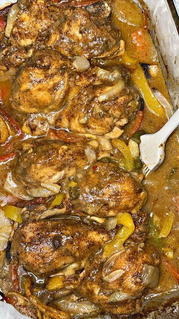 🤰🏾🐻🤎 on Instagram: "😛Baked chicken with peppers and onions 🥲🤎 🤎🤎I love me some baked chicken omg! 🤎🤎 🟤I kinda made this like my turkey wings but this time I used a marinade and also some seasonings are different as well! 🟤Super easy to make! Make sure you share, comment & bookmark for your next meal 👩🏾‍🍳 Ingredients: ⏬ Cajun seasoning All purpose flour Chicken stock Onions Yellow pepper Green pepper Red pepper Onion powder Garlic powder Oil Creole seasoning Unsalted chicken broth Baked Chicken With Bell Pepper And Onion, Pepper And Onion Chicken, Chicken Legs With Peppers And Onions, Baked Chicken And Bell Pepper Recipes, Baked Chicken With Chicken Broth, Baked Chicken With Peppers, Baked Chicken With Onions And Peppers, Baked Chicken With Onions, Oven Baked Smothered Chicken