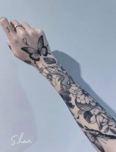 Reptile Tattoo Sleeve, Butterflies Tattoo Sleeve, Snake Sleeve Tattoo, Butterfly Sleeve Tattoo, Body Tattoo Design, Tattoo Butterfly, Snake Tattoo Design, Flower Tattoo Arm, Floral Tattoo Sleeve