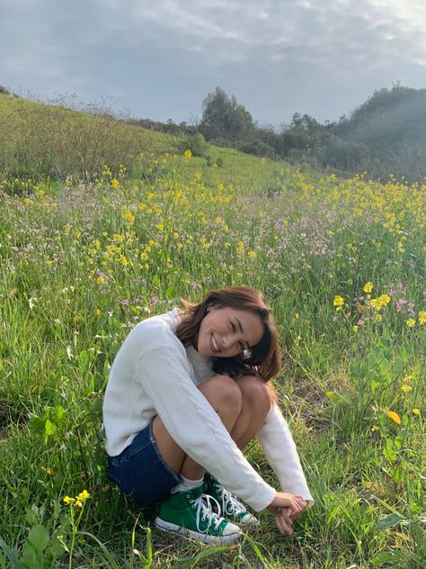 Spring flower field photo shoot photos vsco green platform converse thrifted white sweater vsco aesthetic Instagram poses tiktok inspo Black Guy, Senior Photo Poses, Spring Photoshoot, Black Boy, Pic Pose, Senior Photoshoot, Foto Poses, Grad Photos, Someone New