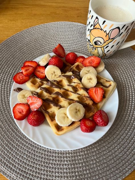 Waffles 🧇 with Nutella, banana 🍌 and strawberries 🍓 Waffles With Nutella, Nutella Waffles, Strawberry Nutella, Banana Waffles, Strawberry Waffles, Nutella, Strawberries, Healthy Snacks, Waffles