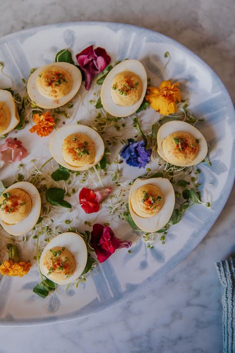 Picnic Deviled Eggs, Deviled Eggs Plating Ideas, Flower Deviled Eggs, Deviled Eggs Aesthetic, Deviled Eggs Display, Beet Deviled Eggs, Party Deviled Eggs, Pickled Deviled Eggs, Bridgerton Party