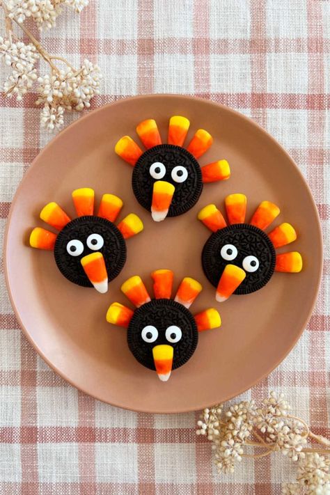 Oreo Turkey Cookies with Oreos and a few simple ingredients are an easy Thanksgiving dessert for kids of all ages. A cute no bake dessert perfect for Thanksgiving dinner! Oreo Turkeys Thanksgiving, Oreo Turkeys Treats For Kids, Turkey Oreos, Oreo Turkey Cookies, Cookie Turkey, Turkey Pretzel Treats, Cookies With Oreos, Thanksgiving Candy Crafts, Oreo Turkeys