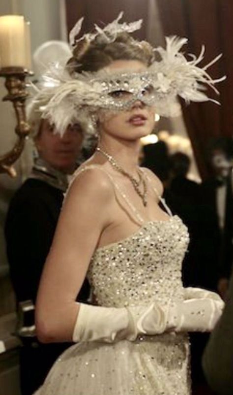 Old Hollywood Masquerade, 1920 Masquerade Ball, Masquerade Dinner Party Outfit, Masquerade Ball Dress Ideas, Masquerade Outfit Ideas For Prom, Masquerade Theme Prom Dresses, Masked Ball Outfit Dresses, Masquerade Outfit Ideas Party, Masquerade Prom Dress And Mask