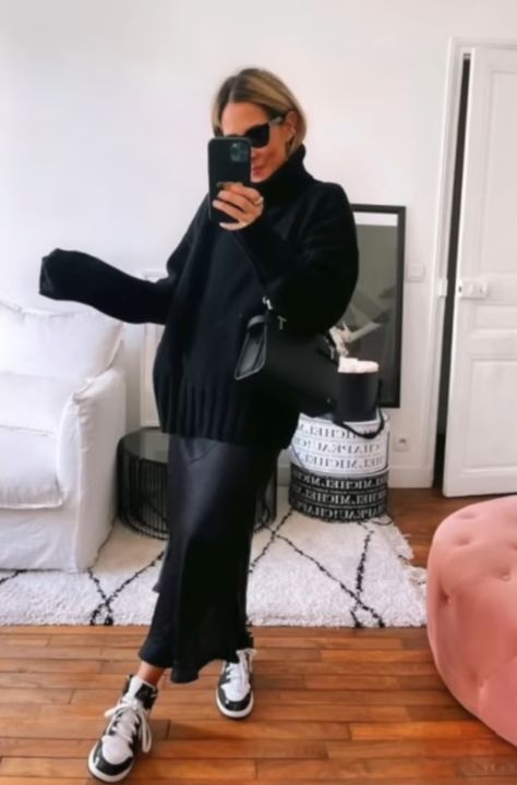 Satin Outfit, Black Satin Skirt, Rok Outfit, Satin Noir, Ootd Inspo, Uggs Outfit, Inspo Outfit, Satin Skirt, Black Satin