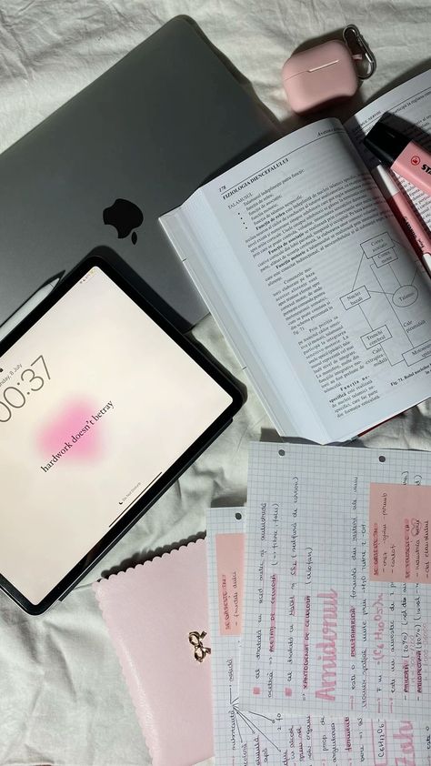 Girly Student Aesthetic, Study With Ipad Aesthetic, Ipad Girl Aesthetic, Ipad School Aesthetic, Pink Studying Aesthetic, Uni Aesthetic Study, Girl Studying Aesthetic, Study Aesthetic Pink, Ipad Studying