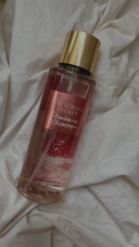 Strawberry And Champagne Victoria Secret, Victoria Secret Aesthetic Perfume, Victoria Secret Spray, Strawberry Perfume, Perfume Victoria Secret, Profumo Victoria Secret, Victoria Secret Body Spray, Victoria's Secret Perfume, Victoria Secret Body Mist