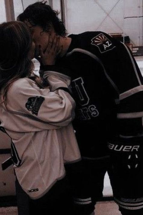 Hockey Girlfriend, Hockey Romance, Hot Hockey Players, Sport Quotes Motivational, Aesthetic Couple, Sports Romance, Reading Romance, Photo Couple, Book Boyfriends