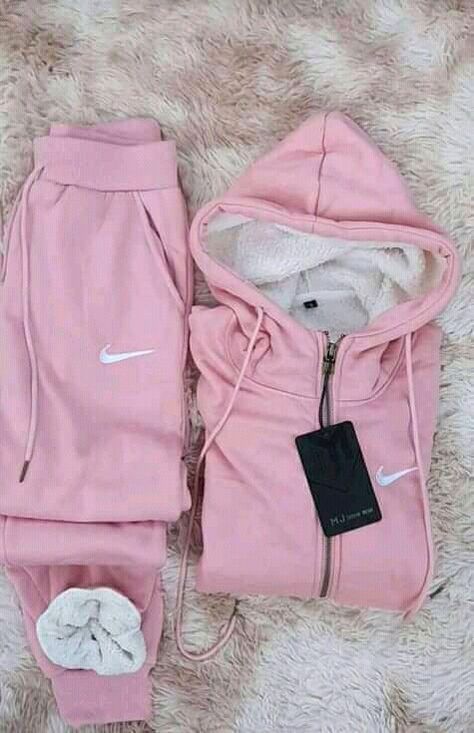 Cute Pink Fits, Cute Dressing Style, Nike Rosa, Nike Hoodie Outfit, Nike Sets, Sweat Suits Outfits, Nike Fits, Teen Girls Outfits, Girls Vanity