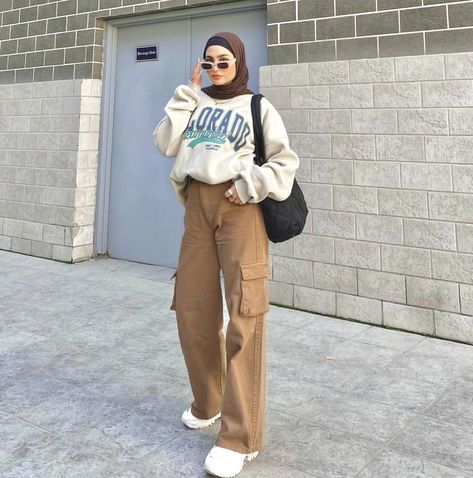 Kargo Outfits, Khaki Jeans Outfit, Cargo Pants Outfit Hijab, Ootd Cargo Pants, Ootd Cargo, Women Cargo Pants Outfit, Jeans Outfit Hijab, Brown Hijab, Outfit Indie