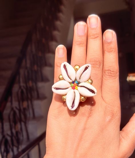 Cowrie Shell Jewelry For Haldi, Shell Rings Diy, Shell Beads Jewelry, Make Ring, Mirror Ring, Cowrie Shell Jewelry, Diy Earrings Easy, Art Coquillage, Polymer Clay Flower Jewelry