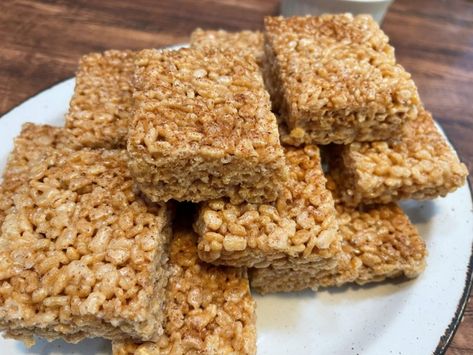 Rice Krispie cereal, fluffy marshmallows, and a nice splash of apple cider is what makes this recipe so mouth watering delicious! Apple Cinnamon Rice Krispie Treats, Apple Cider Donut Rice Krispie Treats, Apple Cider Rice Krispie Treats, Apple Jack Rice Krispie Treats, Fluffy Marshmallows, Reese’s Cereal Rice Krispie Treats, Kellogg’s Rice Crispy Treats Recipe, Homemade Rice Krispies Treats, Rice Krispie Cereal