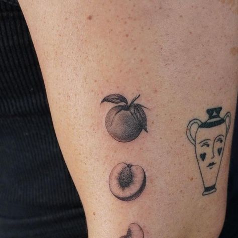 Oro on Instagram: "This tattoo reminded me of peaches and cream by 112.. I guess that’s classic old school rnb now lol sheesh. It was a cool tattoo to do. I did tattoo this for Natalie, She told me her mom and grandma usually slice up some fruit to offer as a snack. This tattoo is a little reminder of them. 👌🏽🍑💟" American Traditional Peach Tattoo, Realistic Peach Tattoo, Black And White Peach Tattoo, Peach Slice Tattoo, Pecan Tattoo, Nectarine Tattoo, Peach Pit Tattoo, Peach Tattoo Design, Fruit Tattoo Sleeve