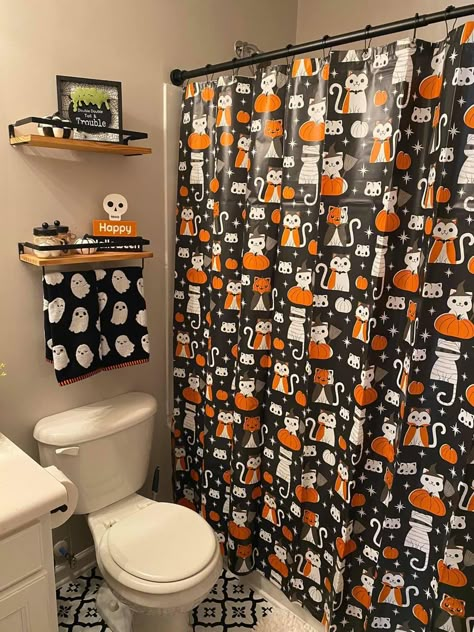 Halloween Themed Bathroom, Fall Football Decor, Creative Teacher Gifts, Horror Bathroom, Halloween Bathroom Decorations, Halloween Apartment, Appreciation Gifts For Teachers, Creative Teachers Gifts, Back To School Gift Ideas