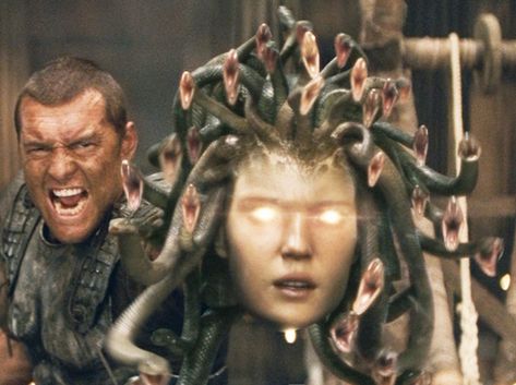 A scene from the 2010 rendition of Clash Of The Titans. Where Sam Worthington is playing the part of Perseus. Holding Medusa's head turning a bunch of unfortunate souls into stone in the midst of a battle started by Phineus over the hand of Andromeda, (Phineus's neice) Clash Of The Titans 2010, Medusa Pictures, Greek Mythology Characters, Medusa Drawing, Werewolf Hunter, Fictional Heroes, Medusa Gorgon, Medusa Art, Sam Worthington