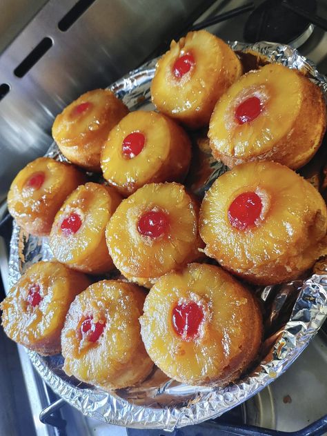 Air Fried mini Pineapple upside down cakeslist Pineapple Upside Down Muffins, Upside Down Muffins, Popcorn Recipes Sweet, Pineapple Upside Down Cakes, Mini Pineapple Upside Down Cakes, Pineapple Upside Down Cupcakes, Upside Down Cakes, Fast Desserts, Cake Candy