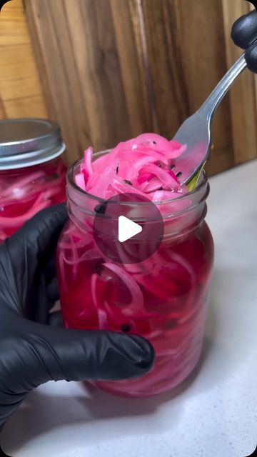 @howsdinner on Instagram: "Pickled Red Onions 🧅 recipe ⬇️  2 red onions or 1 big red onion, sliced 2 cups water 2 cups any vinegar 1/3 cup sugar 2 tbsp salt 4 garlic cloves 2 tsp peppercorns  Cut top and bottom off onion and slice from root to end. Separate into two 16 oz mason jars along with peppercorns and garlic cloves.   Boil water, vinegar, sugar & salt. Whisk until everything is dissolved. Pour this liquid into the mason jars until everything is fully submerged. Place in the fridge for minimum 1 hr or overnight.  #pickled #pickledonions #redonion #condiments #sauces" Homemade Pickled Red Onions, Quick Pickled Red Onions Easy Recipes, Pickled Red Onions Canning, Pickled Bell Peppers, Picked Red Onions, Pickled Red Onions Recipe, Easy Pickling Recipes, Easy Pickle, Quick Pickles