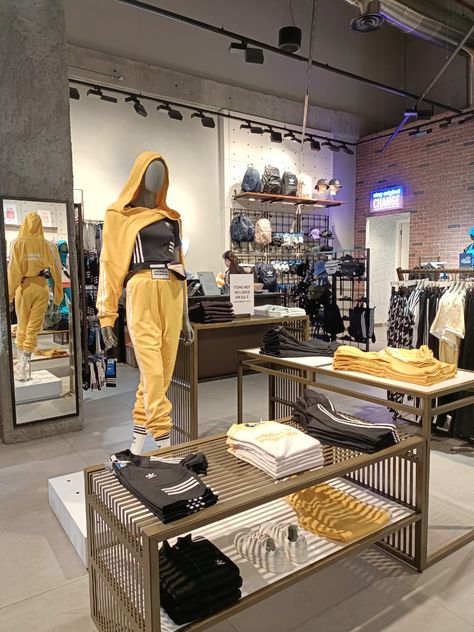 Visual Merchandiser Outfit, Sportswear Store, Clothing Store Displays, Retail Store Interior Design, Clothing Store Interior, Clothing Store Design, Retail Store Interior, Clothing Displays, Retail Store Design