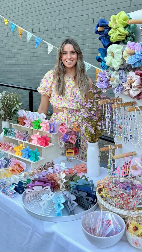 Bazar Display Ideas, Beaded Jewelry Small Business, Cute Market Display, Hair Clip Display Ideas Craft Fairs, Market Day Stall Ideas, Bracelet Market Display, Bracelet Stand Display, Small Business Display Ideas, Instagram Shop Ideas