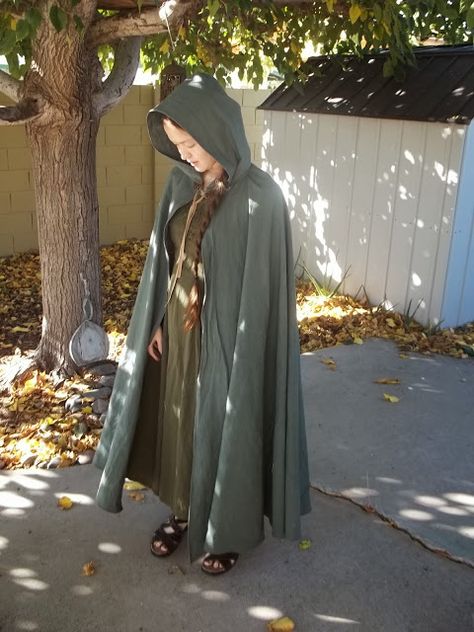 Making Rivendell in the Desert: More Elven Cloaks: Tips and Tutorial How to Sew a Lord of the Rings Half Circle Cloak. Lotr Clothes, Hooded Cloak Pattern, Elven Cape, Outfits For Halloween, Cloak Pattern, Diy Cape, Beauty And The Beast Costume, Kentucky Derby Horses, Beast Costume