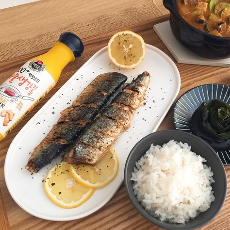 Grilled Fish Grilled Fish Aesthetic, Korean Fish, Korean Meals, Food Esthetics, Ignis Scientia, Fish Aesthetic, Fish Food, Grilled Fish, Japan Food