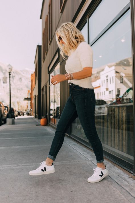 An Honest Review Of The Popular Veja Sneakers | Busbee Style Basket Veja, Busbee Style, White Sneakers Outfit, Trainers Outfit, Sneaker Outfits Women, Veja Shoes, Sneaker Trend, Sneakers Fashion Outfits, Veja Sneakers