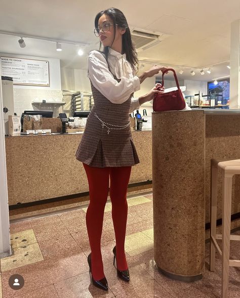 Red Tights Outfit, Colored Tights Outfit, Corporate Baddie, Red Tights, Colored Tights, Cindy Kimberly, Tights Outfit, Lookbook Outfits, Looks Vintage