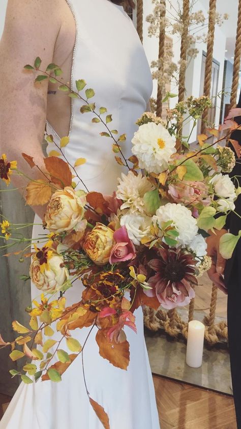 Fall Foliage Wedding, Autumn Bouquets, Dahlia Wedding Bouquets, Aesthetic Shots, Red Inspiration, Fall Wedding Bouquet, Bouquet Garden, Dahlias Wedding, Peach Wedding Flowers