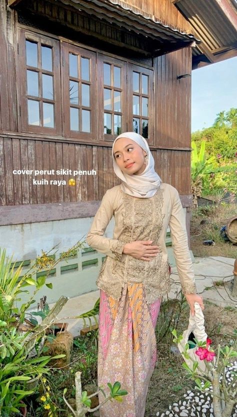 #kebayahijab #kebayawisuda #ootdkebaya #kebayabatik #kebayakondangan #kebayaremaja Kebaya Vintage, Raya Ootd, Batik Fashion Modern, Ootd Raya, Outfit Kebaya, Kebaya Outfit, Kebaya Brokat Modern, Ootd Kebaya, Vintage Hijab