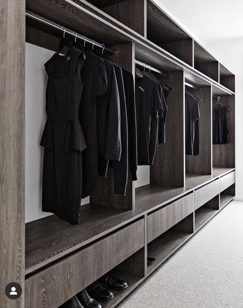 Walkin Closets Design, Walk In Wardrobe Design, Manor Interior, Closet Dresses, Dream Closet Design, House Interior Design Styles, Closet Design Layout, Dress Closet, Dressing Room Design