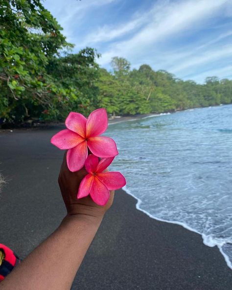 Lou Island, Manus, Papua New Guinea 🇵🇬 Melanesia, Pacific Islands 📸ig: city_islander Papua New Guinea Aesthetic, Pacific Aesthetic, Pacific Islands, Island Vibes, New Guinea, Island Girl, Island Life, Nantucket, Papua New Guinea