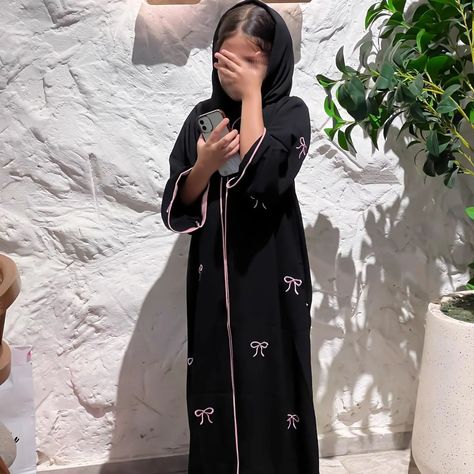 Kids Abaya Design 😍 Bow Design abaya Mother & daughter ❤️ Imported Nida Fabric Theardwork Abaya #abaya #bow #abayabowstyle #kidsfashion #motherdaughter #daughter #abayat Abaya Umbrella Design, Bow Abaya Design, Butterfly Abaya Pattern, Abaya Burkha, Abaya For Children, Luxury Traditional Hand-embellished Abaya, Kids Abaya, Design Abaya, Abaya Design