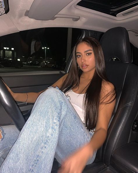 Pose For Car Pic, Photoshoot In The Car, Pose In Car Picture Ideas, Car Pictures Instagram Baddie, Driver Seat Pictures, Poses In Car, Car Pictures Aesthetic, Car Pics Instagram Baddie, Car Selfie Poses