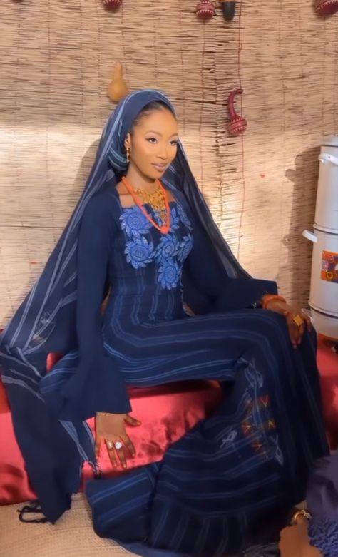 Fulani Bridal Attire, Fulani Cultural Attire, Senegal Traditional Clothing, Hausa Bride Traditional Attire, Senegalese Bride, Fulani Aesthetic, Gambian Culture, Wedding Headwrap, Fulani Culture