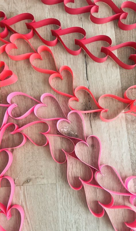 Paper Heart Chain, Heart Decorations Diy, Paper Chain Garland, Diy Garland Paper, Diy Library, Garland Craft, Paper Chain, Paper Chains, Heart Garland