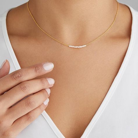 LILY & ROO on Instagram: “Mini pearl choker necklace. Ok, maybe not quite a choker but we love this length necklace! ✨✨✨✨✨✨✨✨✨✨✨✨✨✨✨✨ #pearlchoker #choker…” Small Chains Gold, Small Necklace Silver, Cluster Necklaces, Jewelry Necklace Simple, Pearl Cluster Necklace, Cluster Bracelet, Accesories Jewelry, Small Necklace, Silver Choker Necklace