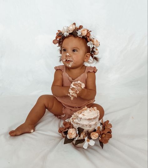 Adorable simple cake smash for little one year old flowers and white background First Birthday Outdoor Cake Smash, Smash Cake Photoshoot Indoor, Boho Beach Cake Smash, Simple Boho Cake Smash, Home Cake Smash Photo Shoot, Cake Smash Photos At Home, At Home Smash Cake Photo Shoot, Smash Cake With Flowers, At Home Cake Smash Photoshoot