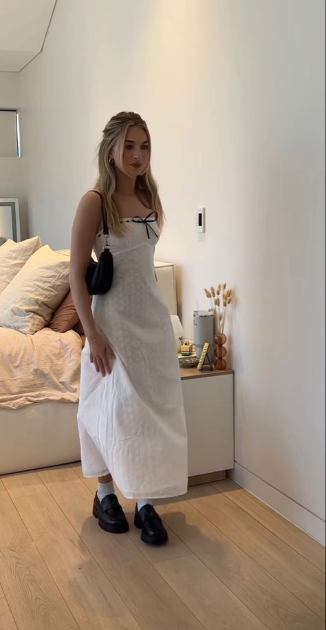 White Dress And Loafers Outfit, Dress And Loafers Outfit, Long White Bodycon Dress, White Loafers Outfit, Dress With Loafers, Mini Bag Outfit, Oxfords Outfit, Style Long Dress, Dress With A Bow