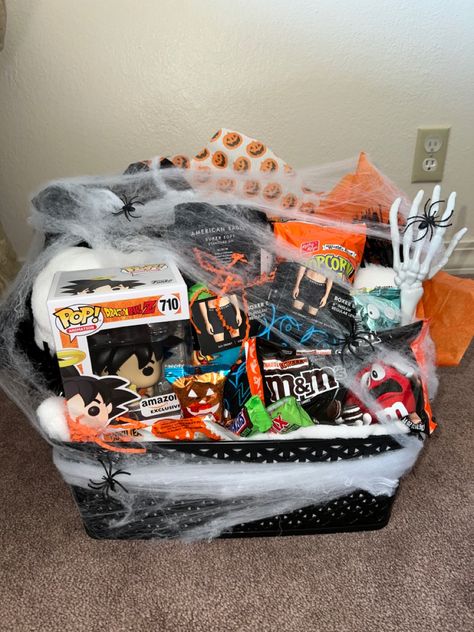 Bf Spooky Basket Ideas, Boo Basket Inspo For Bf, Spooky Bf Basket, Boo Basket Idea For Boyfriend, Spooky Boo Basket, Guy Spooky Basket Ideas, Boy Spooky Basket Ideas, Spooky Halloween Basket, Spooky Basket For Husband