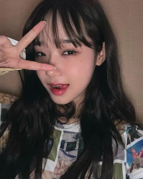 최유정 (@dbeoddl__) • Instagram photos and videos Choi Yoojung, Kim Chungha, Heart Background, Jeon Somi, Red Velvet Irene, Losing A Dog, Selfie Poses, Instagram Update, Korean Girl