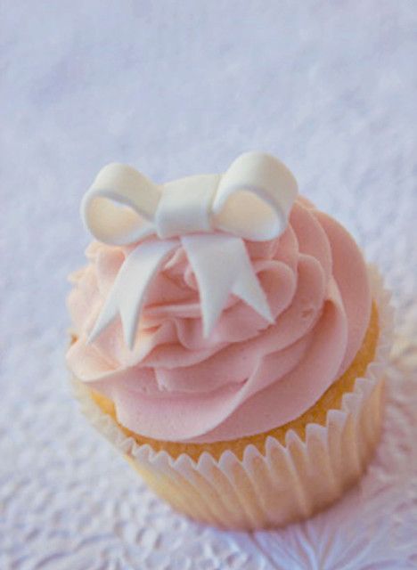 Bow Cupcakes, Fondant Bow, Bag Painting, Baby Cupcake, Girl Cupcakes, Pink Frosting, Sweet Cupcakes, Love Cupcakes, Shower Cupcakes