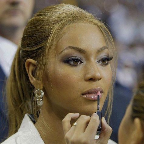 DONTEO🏝 on Twitter: "Beyoncé right before she devoured the national anthem in 2004… " 2000s Beyonce, Beyonce Makeup, Beyonce 2000's, Billy B, Queen Bee Beyonce, Y2k Makeup, Beyonce Outfits, 90s Makeup, Beyoncé Giselle Knowles-carter