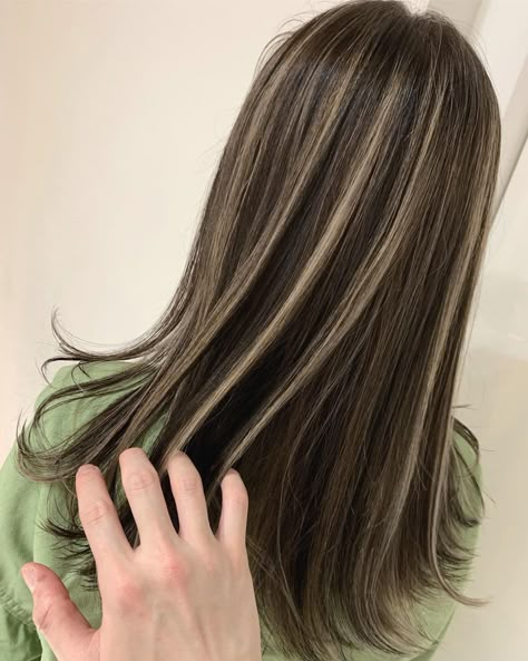 Hair Color Ideas Korean, Korean Hairstyles, Highlights Ombre, Hair Color Underneath, Hair Color Streaks, Brown Hair Inspo, Brunette Hair With Highlights, Hair Streaks, Inspo Hair