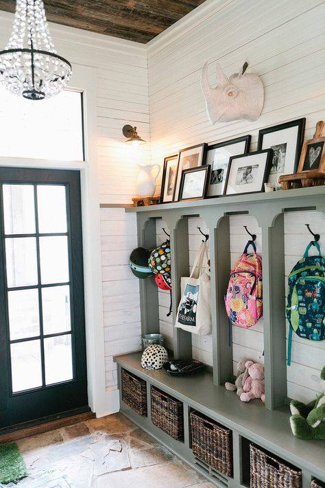 Mud room Stile Joanna Gaines, Vstupná Hala, Eclectic Farmhouse, Hallway Storage, Design Case, My New Room, 인테리어 디자인, My Dream Home, Design Interior